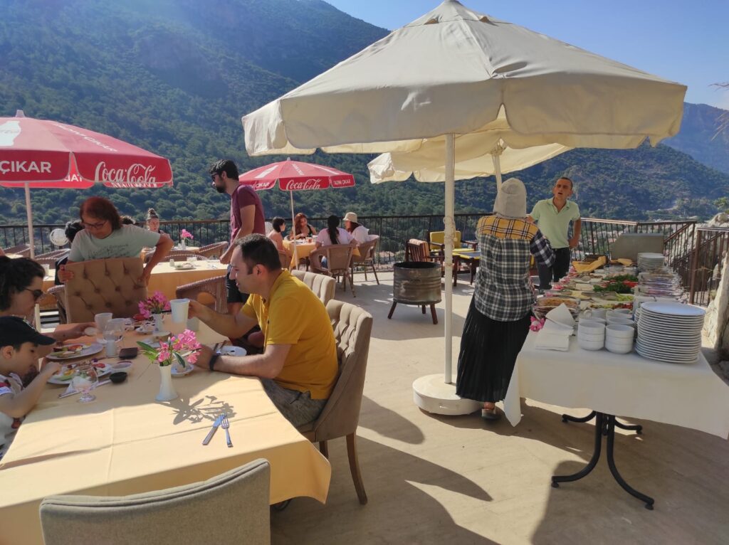 Ölüdeniz manzarasında Kahvaltı keyfi